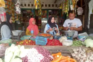 Harga Kebutuhan Dapur di Pasar Tradisional Sumenep Fluktuatif, Cabai Turun Tapi Bawang Merah Naik Foto BeritaJatim.com