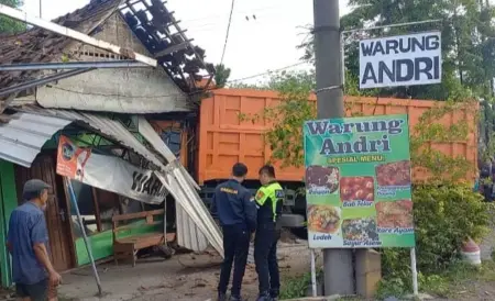 Kecelakaan Beruntun di Jombang, Tronton Tabrak Truk Bata Ringan, Tambal Ban dan Warung Foto BeritaJatim.com
