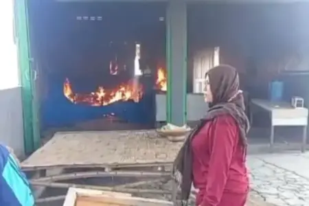 Lupa Matikan Kompor, Warung Pecel di Driyorejo Gresik Hangus Terbakar Foto BeritaJatim.com