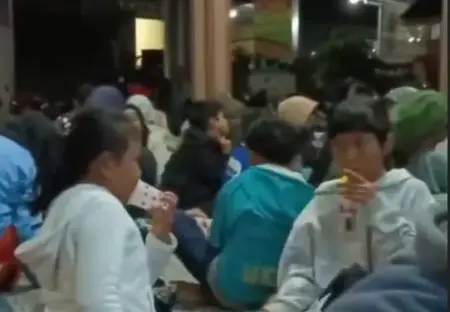 Semeru Erupsi, Seluruh Warga Supiturang Lumajang Terpaksa Mengungsi Foto BeritaJatim.com