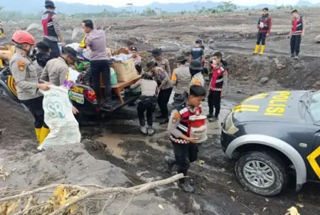 Pastikan Rumah Terdampak Erupsi Semeru Dikosongkan, Polisi Terjunkan 480 Personel Foto BeritaJatim.com
