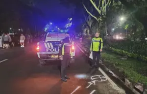 Mobil Innova Melaju Kencang lalu Tabrak Pohon di Kota Malang Foto BeritaJatim.com