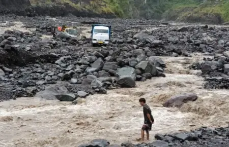 2 Truk Penambang Pasir Terjebak Banjir Lahar Semeru di Lumajang Foto BeritaJatim.com