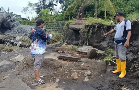 20 Makam Hilang Terseret Lahar Semeru, Jenazah Berhamburan Foto BeritaJatim.com