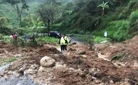 1 Orang Meninggal Tertimbun Longsor di Jalur Gonggang-Pocol Magetan Foto BeritaJatim.com