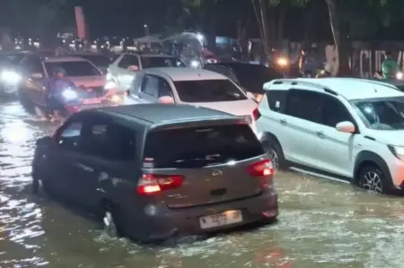 Hujan Deras Sidoarjo, Depan Lippo Plaza Kembali Banjir Foto BeritaJatim.com