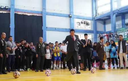 Puluhan Tim Futsal SMP dan SMA Bersaing di Piala Bupati Lamongan Foto BeritaJatim.com
