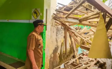 Lapuk Termakan Usia, 2 Ruang Kelas SDN di Lumajang Ambruk Foto BeritaJatim.com