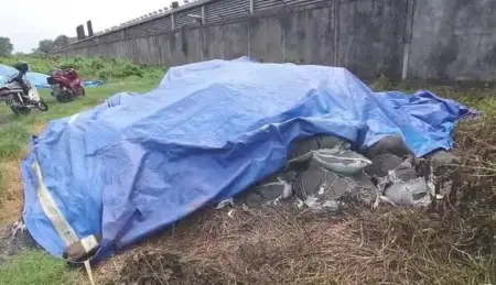 Temuan Limbah Diduga B3 Kejutkan Warga Bangun Pungging Mojokerto Foto BeritaJatim.com