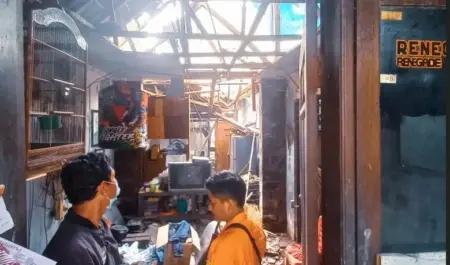 Atap Rumah Warga Surabaya Ambrol, BPBD Berikan Bantuan Foto BeritaJatim.com