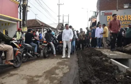 Bupati Sidoarjo Sidak Proyek Betonisasi Kureksari, Berikut Koreksinya Foto BeritaJatim.com