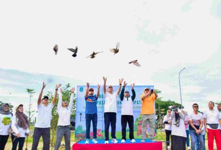 Lamongan Peringati HCPSN 2025 dengan Penanaman Flora Endemik dan Pelepasan Burung Puter Pelung Foto BeritaJatim.com