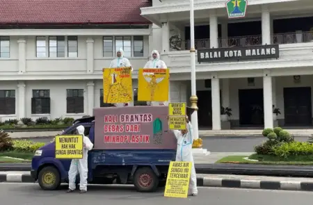 Aktivis Lingkungan Demo, Ungkap Fakta Sungai Brantas Tercemar Mikroplastik Foto BeritaJatim.com