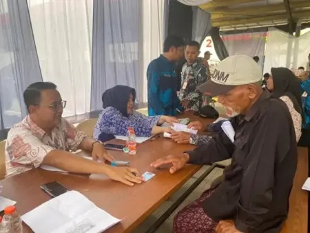 18.695 Buruh Pabrik Rokok dan Buruh Tani Tembakau di Bojonegoro Terima BLT DBHCHT Foto BeritaJatim.com