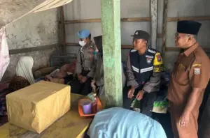Polri Tunjukkan Kepedulian Sosial di Kabupaten Malang, Kunjungi Lansia Tinggal di Dekat Kandang Sapi Foto BeritaJatim.com
