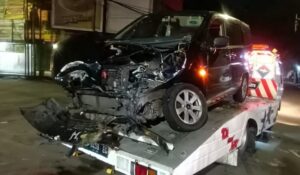 Pengendara Nissan Tabrak Truk saat Lampu Flashing di Kepanjen Foto BeritaJatim.com