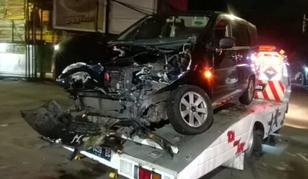 Pengendara Nissan Tabrak Truk saat Lampu Flashing di Kepanjen Foto BeritaJatim.com