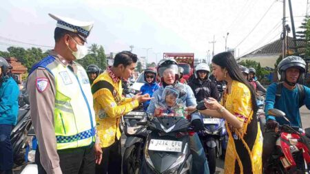 Pengendara Tertib Lalulintas di Malang Dapat Hadiah Foto BeritaJatim.com