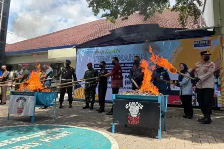 Ratusan Ribu Batang Rokok dan Minuman Keras Ilegal Senilai Rp1,6 Miliar Dimusnahkan Bea Cukai Banyuwangi Foto BeritaJatim.com