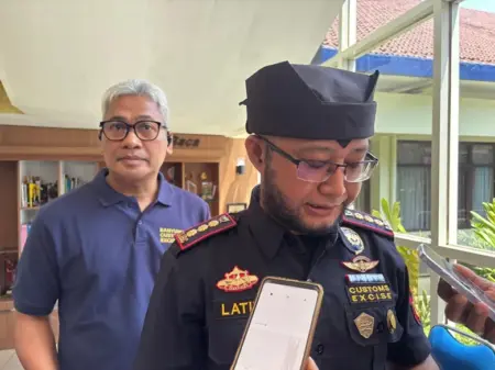 Bea Cukai Intensifkan Patroli Darat dan Laut Demi Berantas Peredaran Rokok – Miras Ilegal Foto BeritaJatim.com