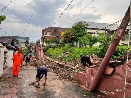 Hujan Deras, Tembok Kantor BPSDM Jatim di Malang Ambrol dan Timpa Mobil Warga Foto BeritaJatim.com