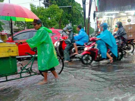 Antisipasi Banjir, Pemkot Surabaya Kebut Proyek Saluran Air Rampung November Foto BeritaJatim.com