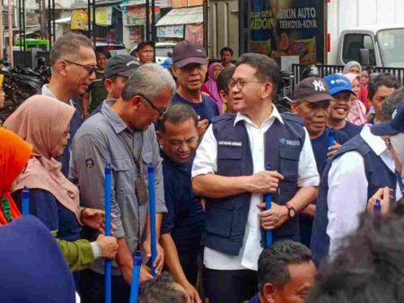 Mendag RI Budi Santoso Kunjungi Pasar Sememi Surabaya, Bawa Misi Kebersihan Pasar Tradisional Foto BeritaJatim.com