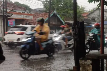 Arus Balik Lebaran? Cek Cuaca Surabaya, Sidoarjo, dan Gresik 25 Maret 2026 Foto BeritaJatim.com