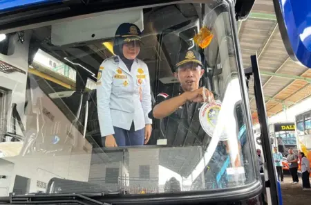 Petugas Gabungan Inspeksi Angkutan Libur Nataru di Tengah Ancaman Bencana Hidrometeorologi Foto BeritaJatim.com