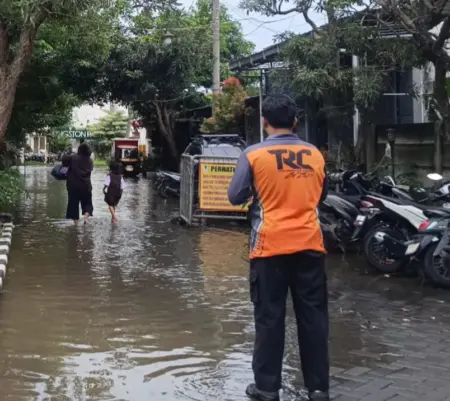 5 Desa di Gresik Selatan Terendam Banjir Akibat Luapan Kali Glindah dan Gluran Foto BeritaJatim.com