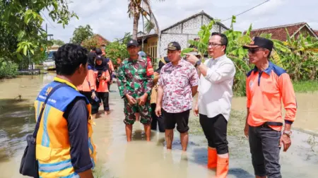 Banjir Gresik Belum Surut, Warga Dievakuasi dan Dapat Bantuan Logistik Foto BeritaJatim.com