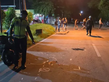 Pemuda Asal Gresik Tewas Usai Menabrak Truk Parkir Foto BeritaJatim.com
