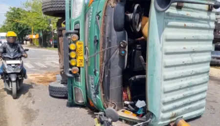 Truk Muat Cat Terguling, Jalan Raya Duduksampeyan Gresik Sempat Macet Parah Foto BeritaJatim.com