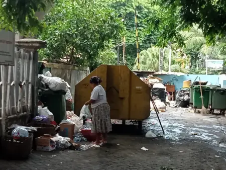 TPS Bau Tak Sedap dan Kumuh, Ini yang Dilakukan DLH Gresik Foto BeritaJatim.com