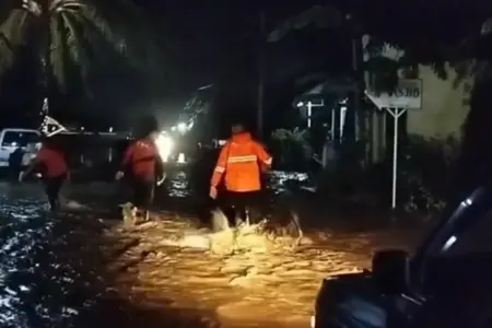 Hujan Deras Sebabkan Sejumlah Sungai di Banyuwangi Meluap, Warga Terdampak Dievakuasi Foto BeritaJatim.com