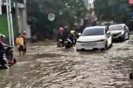 Intensitas Curah Hujan Tinggi, Jantung Kota Sidoarjo Dikepung Banjir Foto BeritaJatim.com