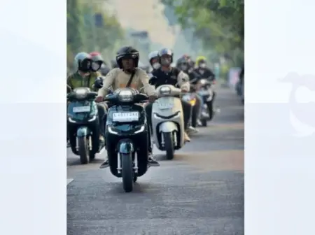 Dirlantas Polda Jatim Berikan Reward Pada Pengendara Yang Tertib Lalulintas Foto BeritaJatim.com