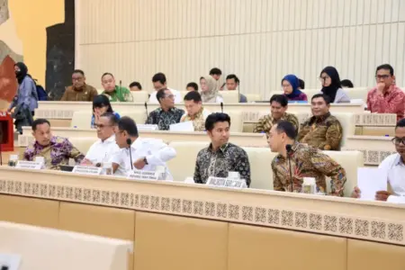 Hadiri RDP dan RDPU Sengketa Tanah Surabaya di Senayan, Wagub Emil Tegaskan Pemprov Jatim Siap Kawal Secara Aktif Foto BeritaJatim.com