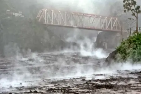 Paska Erupsi Gunung Semeru Lumajang, Material Vulkanik Masih Kepulkan Asap Foto BeritaJatim.com
