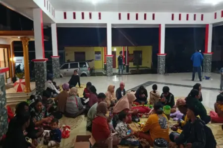 Gunung Semeru Muntahkan Awan Panas Hingga 14 Km, Warga Lumajang Mulai Mengungsi Foto BeritaJatim.com