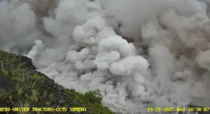 Hujan Abu Vulkanik Semeru Terasa Hingga Ampelgading-Tirtoyudo Malang Foto BeritaJatim.com