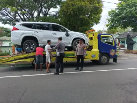Mobil Terguling di Depan Kodim Pacitan, Diduga Sopir Mengantuk Foto BeritaJatim.com