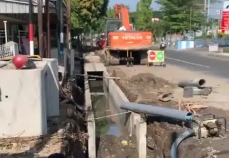 Proyek Trotoar Rp40 Miliar di Kota Probolinggo Diduga Asal-asalan, DPRD Soroti Box Culvert Reta Foto BeritaJatim.com