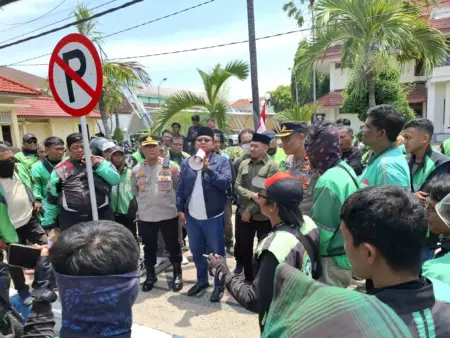 Ratusan Driver Ojol di Kota Pasuruan Demo, Minta Kejelasan Mutu Pertalite Foto BeritaJatim.com