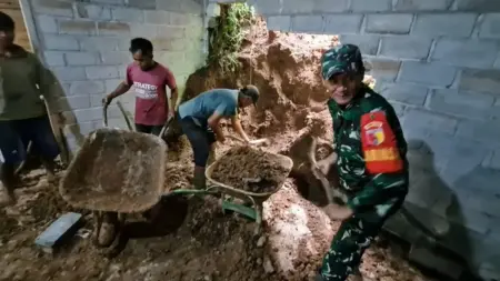 Hujan Deras Picu Longsor di Pulung Ponorogo, Rumah Warga Bekiring Rusak Parah Foto BeritaJatim.com