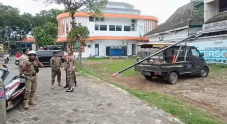 Pasang Tiang Wi-Fi Ilegal, Satpol PP Kota Probolinggo Gelandang Tiga Teknisi ‘Fiberstar’ Foto BeritaJatim.com