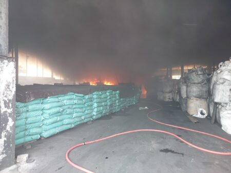 Gudang Pabrik PT Ritek Energi Lestari Gresik Kembali Kebakaran Foto BeritaJatim.com