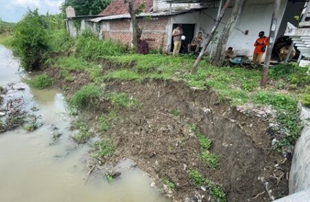 Tanggul Sungai di Lamongan Tergerus dan Rawan Jebol, Warga Was-was Foto BeritaJatim.com