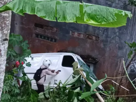 Grand Max Tabrak Rumah Warga di Ketepung Pacitan, Satu Orang Luka Foto BeritaJatim.com