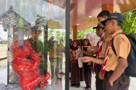 Edukasi Pelajar Soal Ancaman Sampah Plastik, Ecoton Hadirkan Dua Karya di Festival Seni TBM Mojokerto Foto BeritaJatim.com